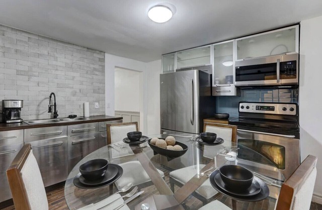Cozy 3BR in Montreal's Gay Village, Steps from Vibrant Nightlife and Cultural Attractions