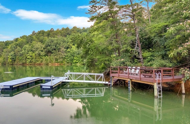 Cozy 3BR Lakeview Retreat w/ Sauna!