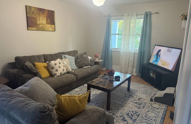Cozy 3BR Lower Unit home in South Buffalo Near Downtown