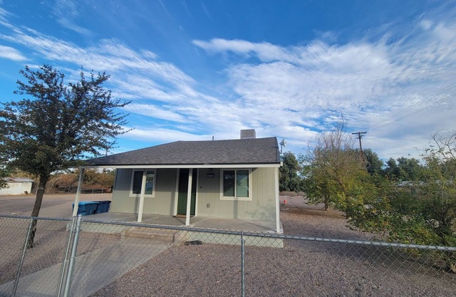 Cozy 4 bdrm. 5 minutes from the Colorado River. Family Friendly
