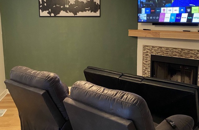 Cozy 4 BdRm 6 Bd House near Hyde Park!