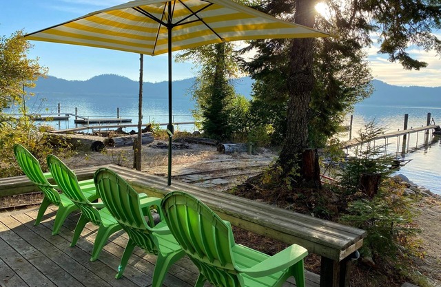 Cozy 4 BDRM Beach Cottage on the Water at Sherwood Beach