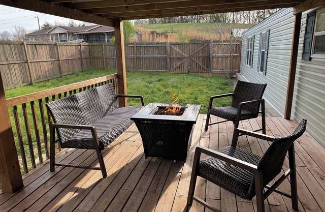 Cozy, 4 bdrm home VERY near Lake Cumberland! Pet friendly. EXTRA lot for parking