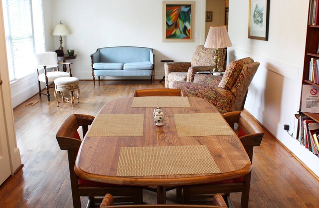Cozy 4 bedroom, 2 bath cottage for families - wifi and private washer/dryer