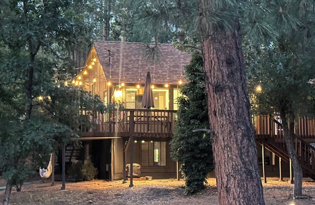 Cozy 4-bedroom cabin in charming Prescott pines, minutes to Goldwater Lake