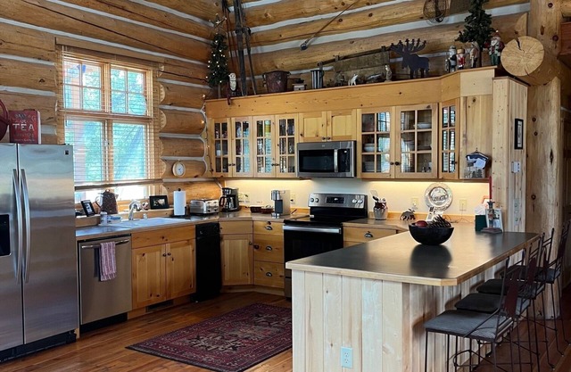 Cozy 4-bedroom cabin in awesome Big Sky with Hot Tub!