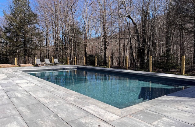 Cozy 4-bedroom cabin with Pool & Hot Tub in Enchanting Elka Park