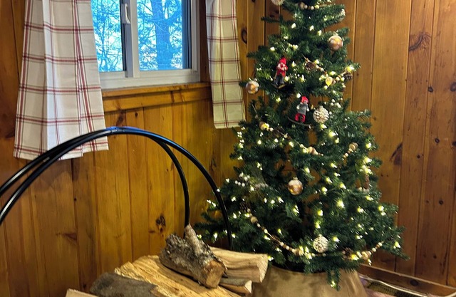 Cozy 4-bedroom cabin. 5 Miles to Mount Snow and 8 miles to Stratton Sun Bowl.