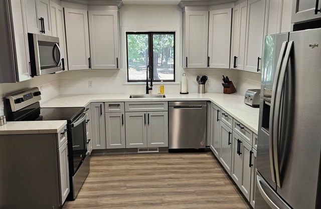 Cozy 4-bedroom cabin with AC and WiFi in charming Arnold