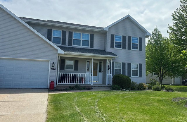 Cozy 4-bedroom home in charming Neenah with WiFi, AC and heat.