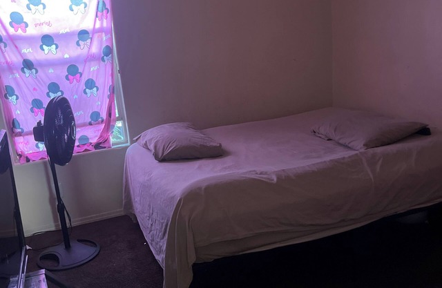 Cozy 4-bedroom house with AC and WiFi in adorable Albuquerque