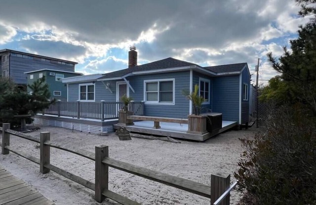 Cozy 4-bedroom House. Ocean Block