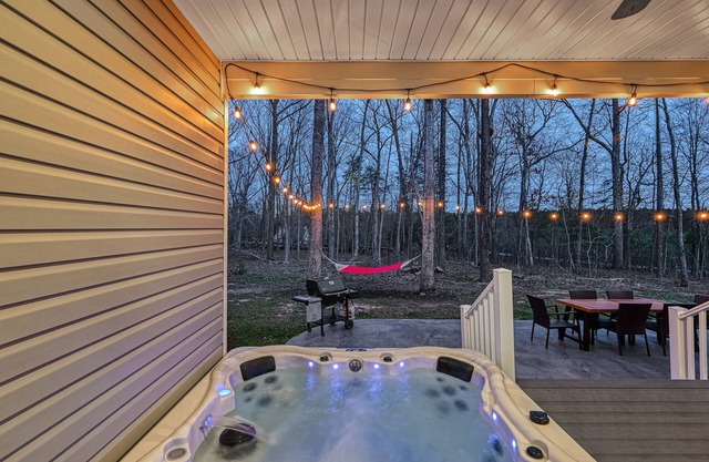 Cozy 4-bedroom house with WiFi, Hot Tub and Fire Pit