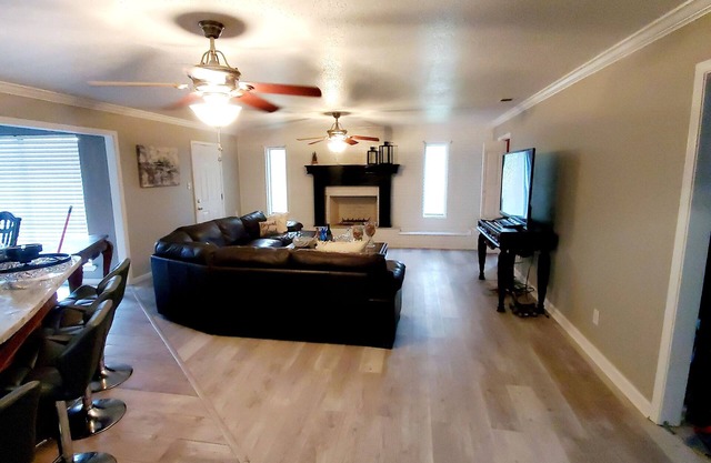 Cozy 4 bedroom sleeps 9 comfortably