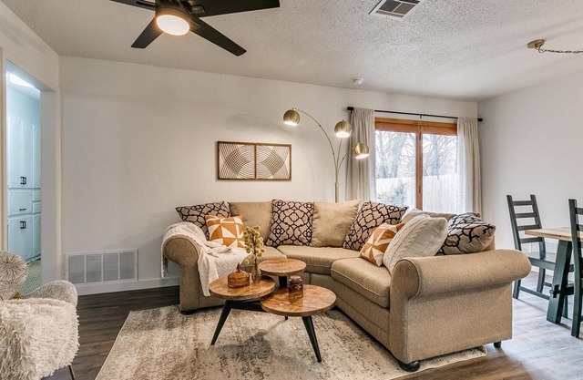 Cozy 4 Bedroom two miles from OU, Sleeps 10!