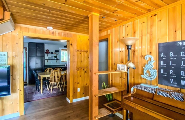 Cozy 4 Bedroom Cabin by the Lake