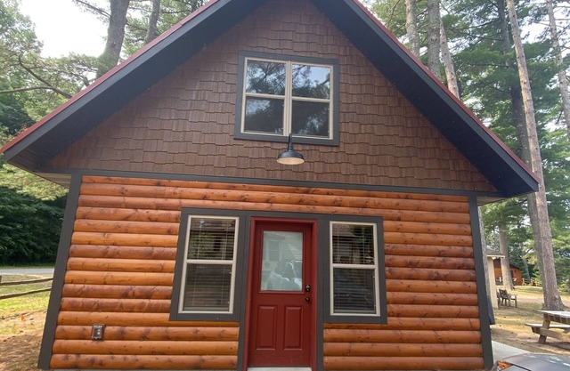 Cozy 4 season Cabin on Big Arbor Vitae Lake-Northwoods Sugar Shack