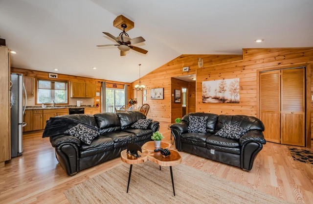 Cozy 4-season Cottage W Hot Tub