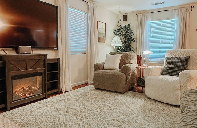 Cozy 4bd Home w/ 3 King Beds + EV Charger + Trailer Parking