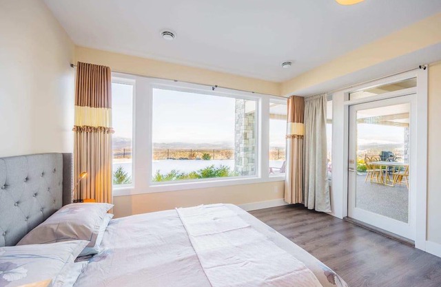 Cozy 4BD Place with Lakeview in Kelowna