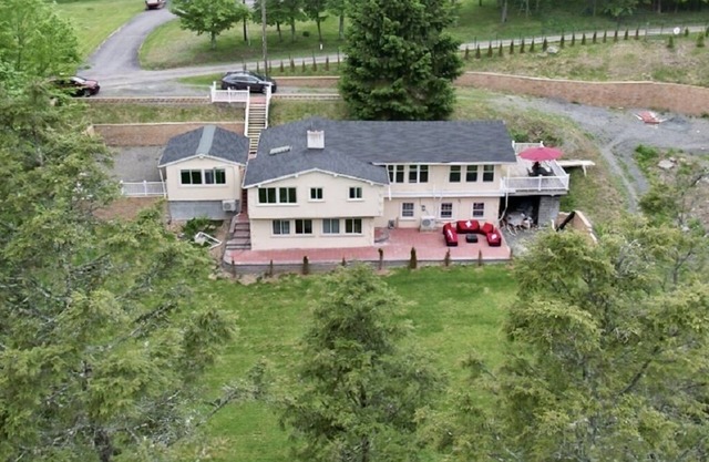 Cozy 4bd with the gym, sauna, hot tube seasonal pool