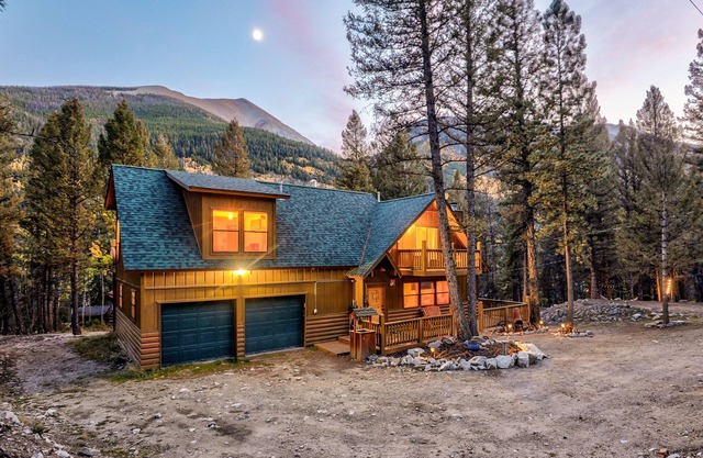 Cozy 4BR Cabin w/ Private Sauna & Near Hot Springs