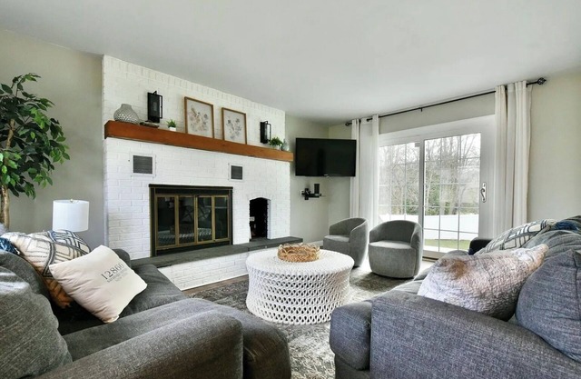 Cozy 4BR home, walk to track/downtown, private yard w/ patio