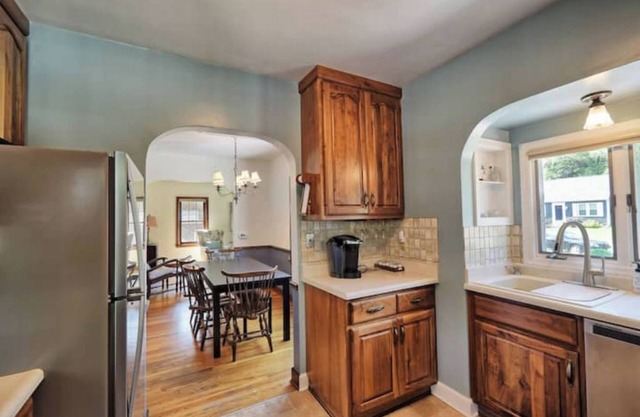 Cozy 5-bd home in East Moline with lots of extras!