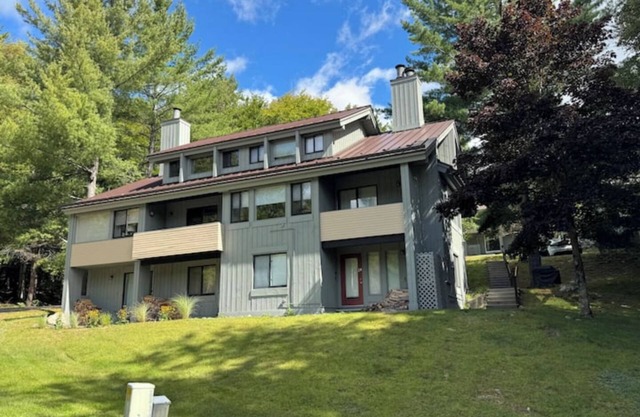 Cozy 5 Bed 3 Bath Townhome across from Loon Mountain