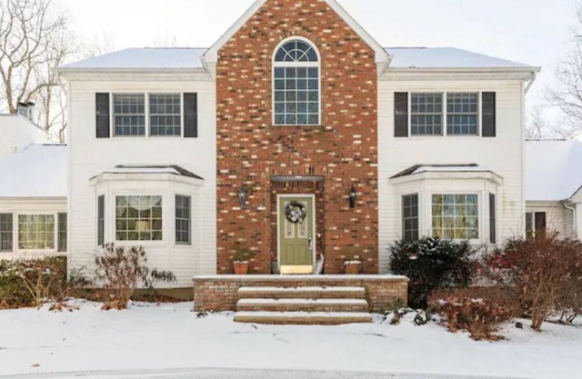 Cozy 5 bedrooms colonial surrounded with nature