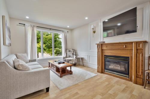 Cozy 5Bdrm Home Games, Parking, Close to Arena