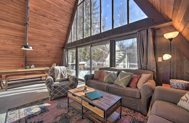 Cozy A-Frame Cabin w/ Pool Table: 8 Mi to Mt Snow!