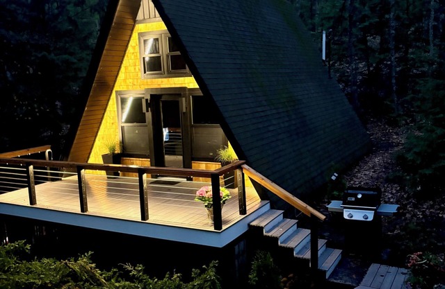 Cozy A-Frame next to King Pine Ski Area - 31 day rental or longer