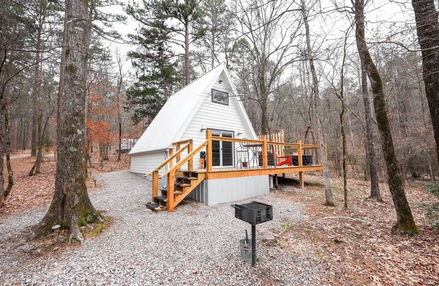 Cozy A-Frame w/hot tub-Near Pristine Lake Ouachita and Hot Springs National Park