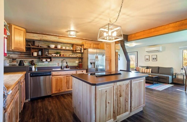 4+ Acres, Sauna, Views, 15 mi to Glacier NP
