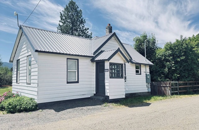 Charming 2-bedroom house with WiFi, AC in awesome Cle Elum