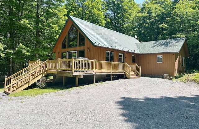 Cozy Adirondack Mountain Cabin- Inlet, NY - Sleeps 9!