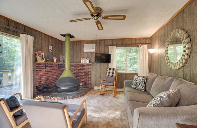 Cozy Adirondacks Cabin: Walk to Lake Eaton!