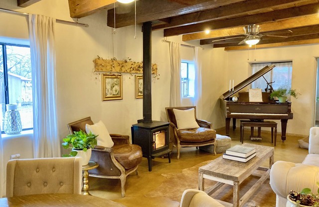Cozy Adobe ~ 20 minutes to the Mountains or the City!