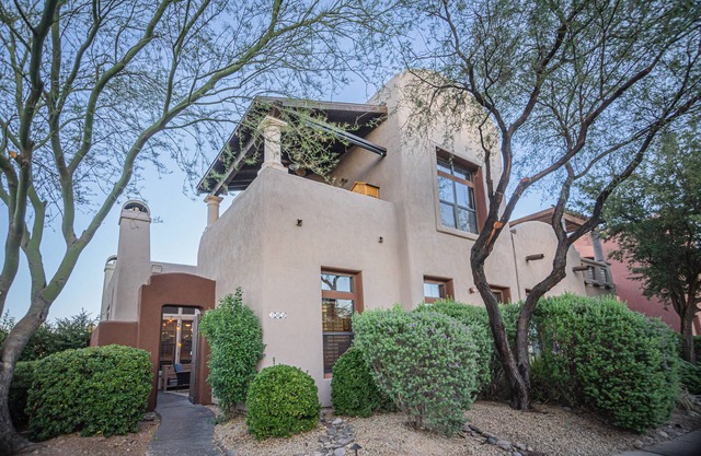 Cozy Adobe Retreat with Stunning Mountain Scenery and Pool access!