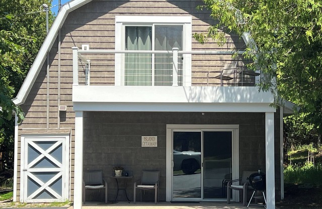 Cozy affordable cottage near shopping, restaurants and trail access!
