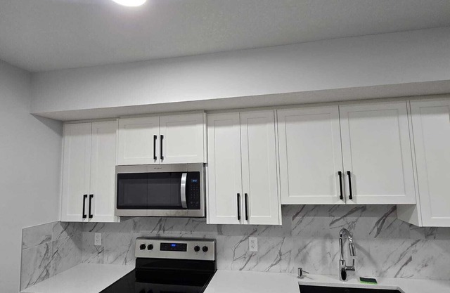 Cozy Airport Retreat | 2BR Suite Near Shops/Malls & Parks