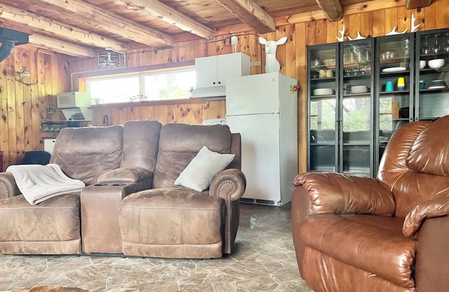 Cozy all season Balderson Cabin, 20 mins from Perth Ontario!