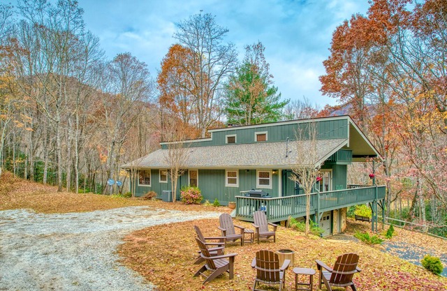 Cozy all-season escape with firepit, decks, fireplace & fast WiFi - dog-friendly