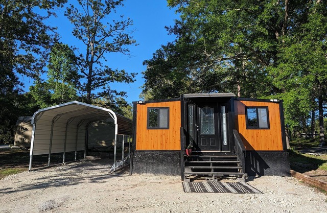 Cozy and accommodating tiny home in Nacogdoches, Texas.