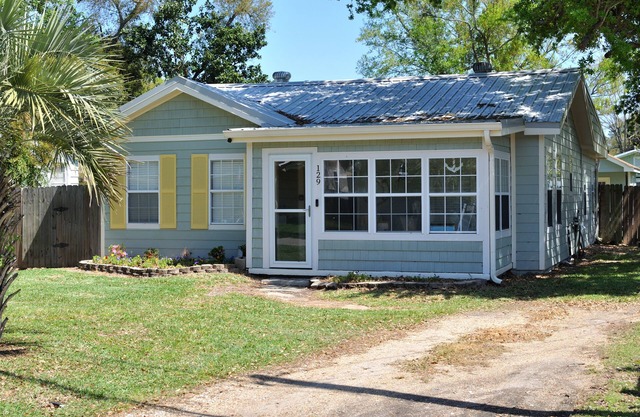 Cozy and beautiful 2 bedroom, 2 bath beach cottage 0.2 miles from the beach!