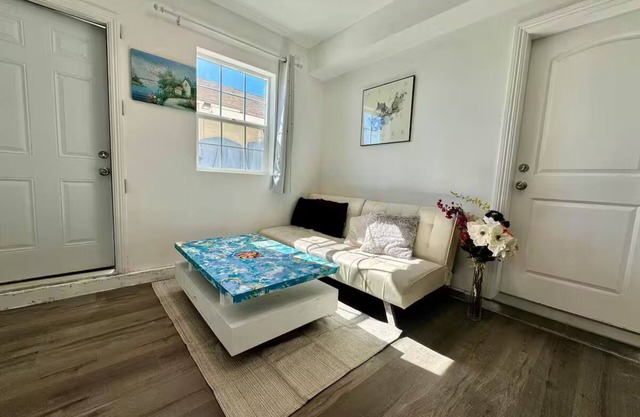 Cozy and Bright Petite 2b1b
