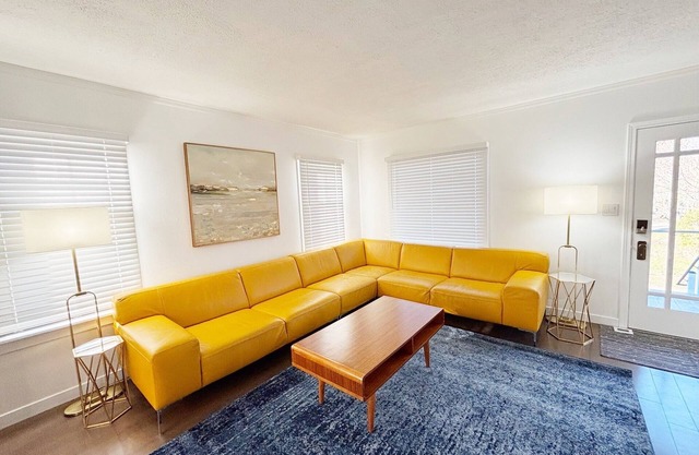 Cozy and bright 4-bedroom cottage in Renton