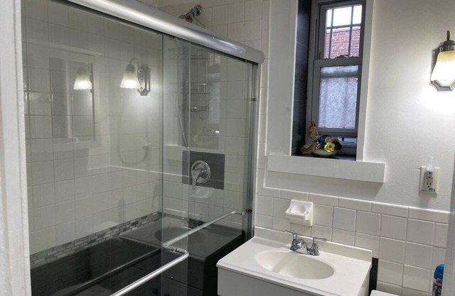 Cozy and bright one bedroom apartment in great area. walk to NYC Subway and bus.