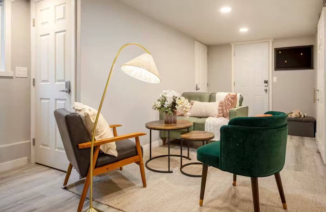 Cozy and Bright Renovated 2B Lower (private entry)